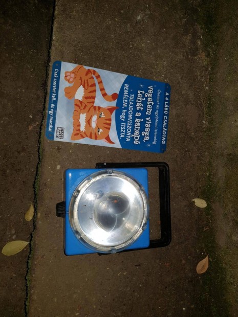 Eladó "vörös macskás fém ajtótábla", retro elemlámpa