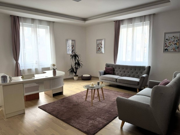 Elad� a R�day utc�ban egy III. emeleti, napf�nyes saroklak�s!