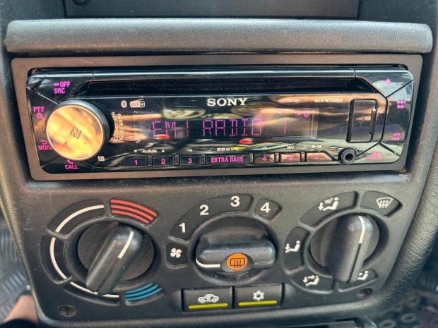 Eladó a képeken látható Sony fejegység