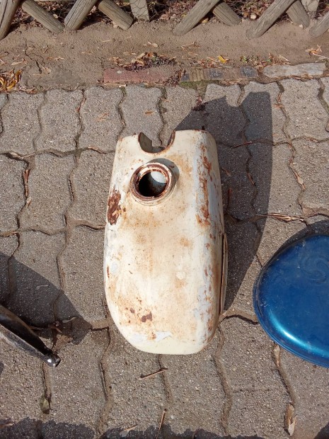 Elad a kpeken lthat motor alkatrszek 