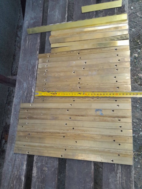 Elad� a k�peken l�that� r�z f�m lemezek