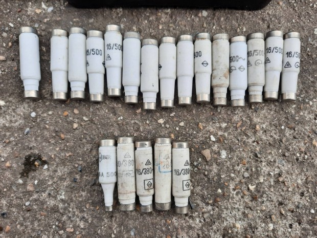 Eladó a képen látható 500 V és 25 amperos biztosíték foglalattal!