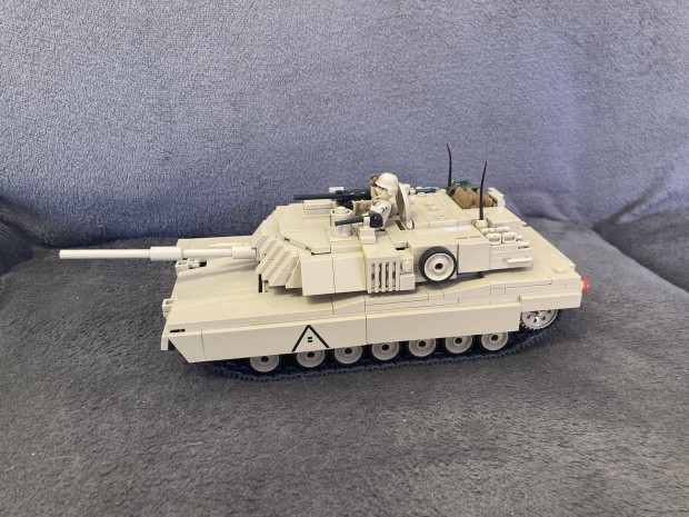 Elad a kpen lthat Abrams M1A2 Cobi modell tank.