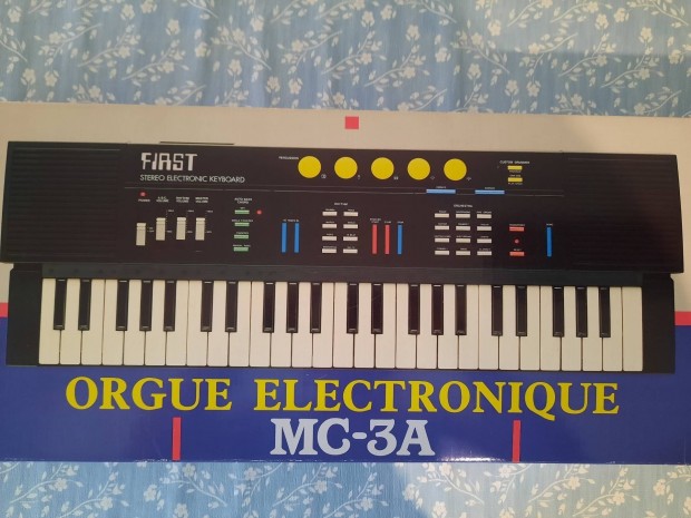 Elad a kpen lthat Keyboard MC-3A szintetiztor!