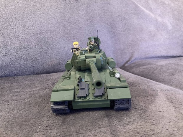 Elad a kpen lthat T-34-85 "Rudy" cobi modell tank.