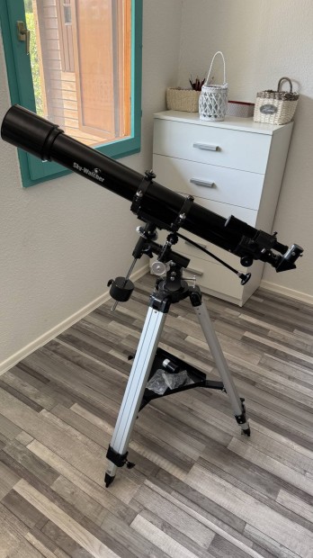 Eladó a képen látható Skywatcher 90/900 Refraktor + EQ-2 + könyv