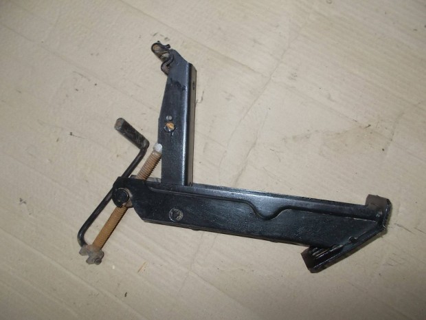 Elad� a k�pen l�that� aut� emel� 9 sz�m�