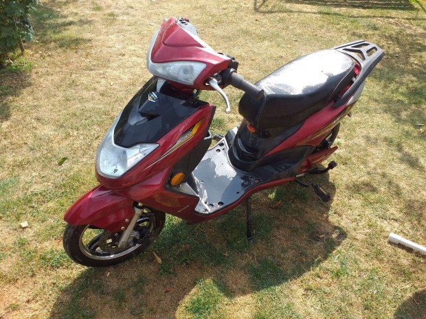 Elad� a k�pen l�that� elektromos robog� �l�s hib�tlan