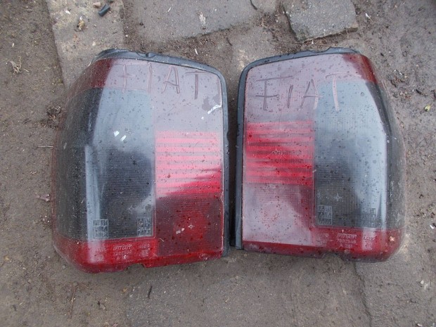 Eladó a képen látható fiat hátsó lámpa pár
