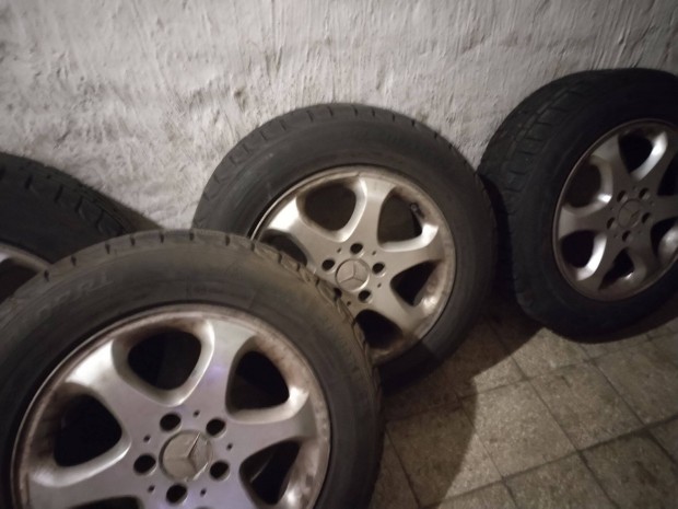 Elad a kpen lthat gyri Mercedes-Benz alufelni tli gumival - 4db