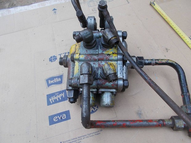 Elad� a k�pen l�that� hidraulika ir�nyv�lt� fellelt �llapotban