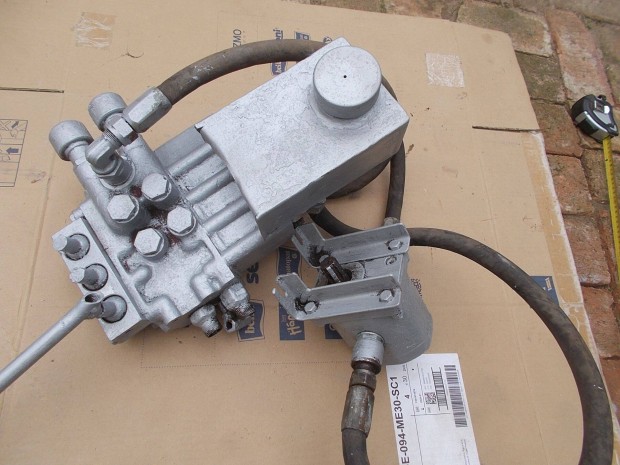 Elad� a k�pen l�that� hidraulika ir�nyv�lt� szivatty�val