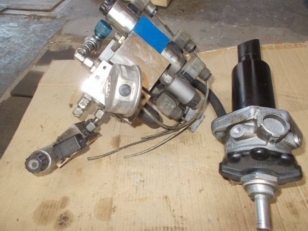 Elad� a k�pen l�that� hidraulika tartoz�k alkatr�sz