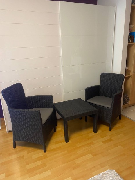 Elad� a k�pen l�that� kerti �l�garnit�ra, �jszer� �llapotban