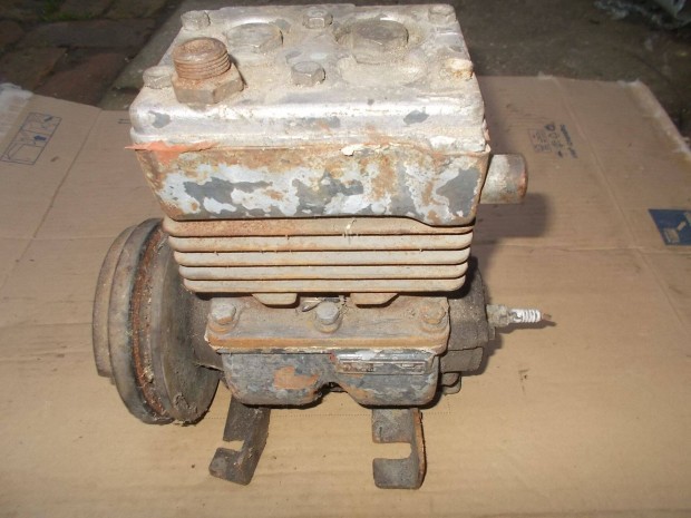 Elad� a k�pen l�that� k�t hengeres l�gs�r�t� fej fellelt �llapotban