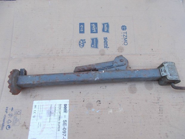 Elad� a k�pen l�that� lada emel�