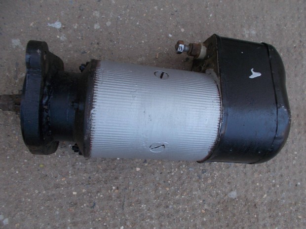 Elad� a k�pen l�that� mez�gazdas�gi g�p tartoz�k 2