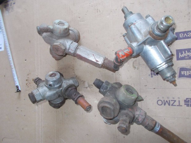 Elad� a k�pen l�that� mez�gazdas�gi g�p tartoz�k 3