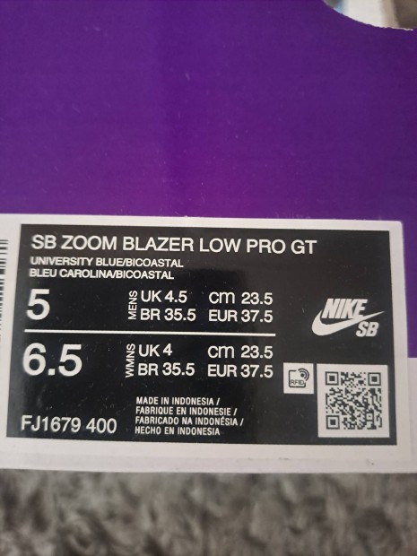Eladó a képen látható női Nike cipő. Új