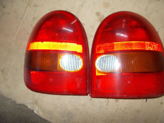 Eladó a képen látható opel corsa hátsó lámpa pár