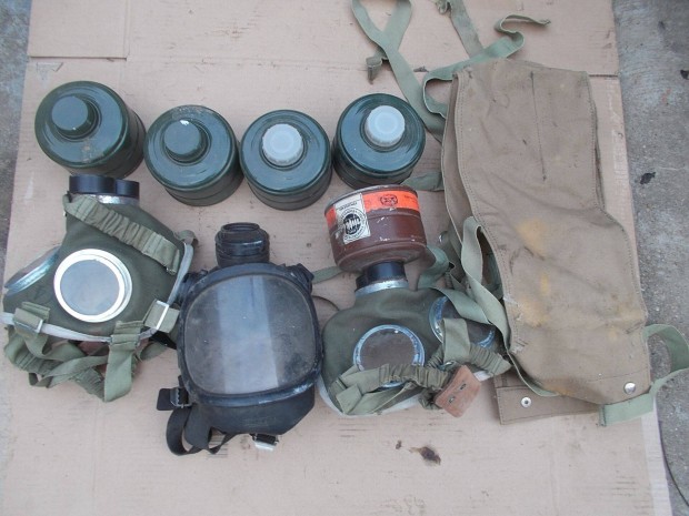 Elad a kpen lthat rgi katonai gzmaszk csomag szrkkel
