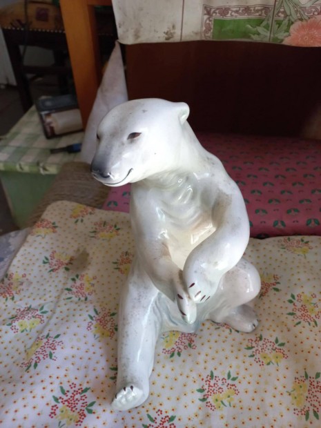 Eladó a képen látható retró porcelán medve