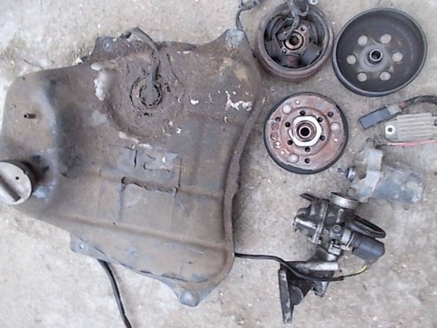 Elad� a k�pen l�that� robog� tartoz�k csomag