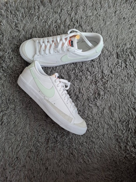 Eladó a képen látható új Nike cipő. Méret 41.