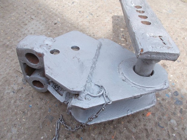 Elad� a k�pen l�that� von� fej csapszeggel