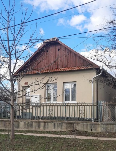 Elad� ad�csi csal�dih�z