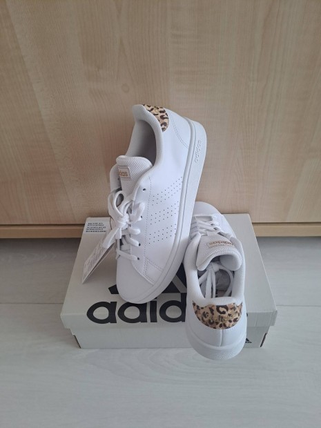 Eladó adidas cipő. Új. Méret 40.