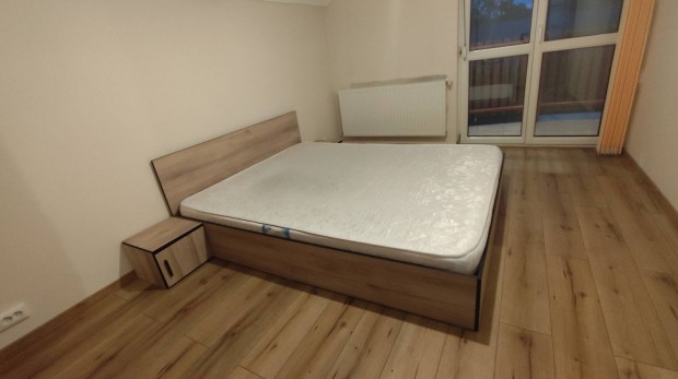 Elad� �gy matraccal