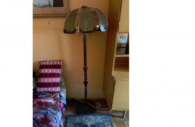 Elad� �ll� �jjeli l�mpa