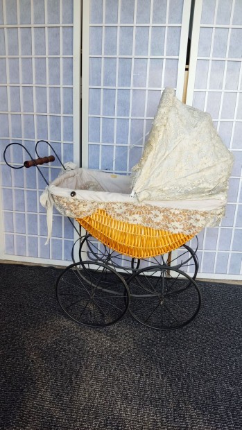 Elad antik babakocsi  vintage fonott rattan, kovcsoltvas kerekekkel