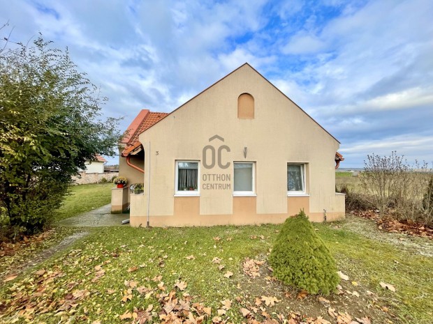 Elad� apartmanh�z Zsir�n!  6 �n�ll� lak�egys�g, kiv�l� elhelyezked�s a