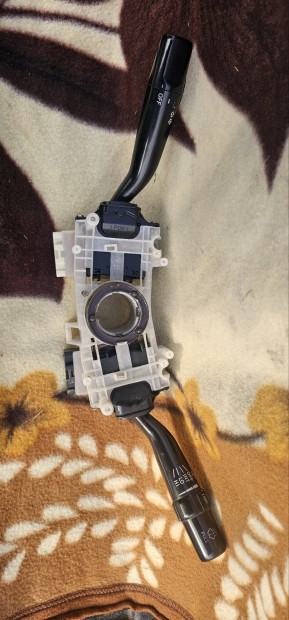 Elad bajuszkapcsol Hilux