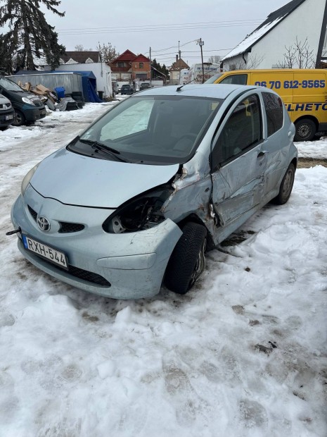 Elad� bal oldal�n t�r�tt Toyota Aygo