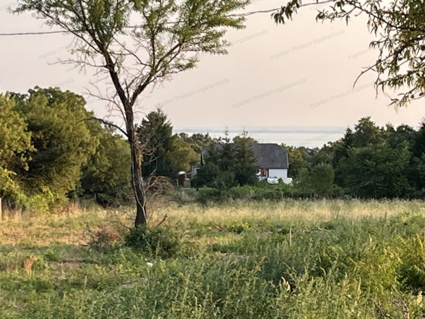 Eladó balatoni részpanorámás zártkert Révfülöpön