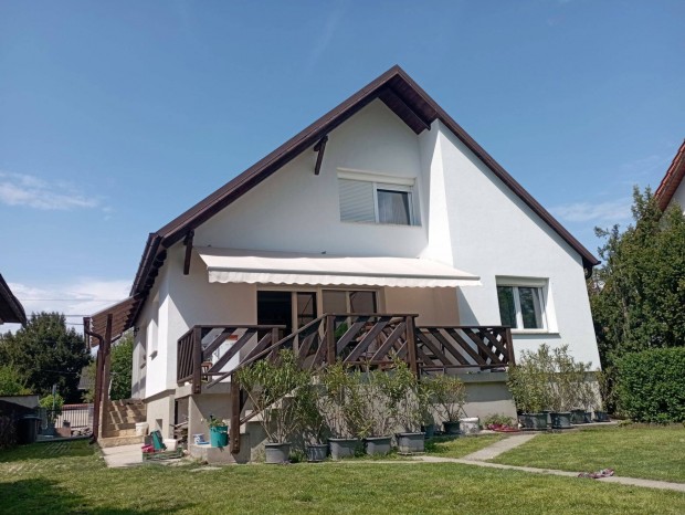Eladó battai családiház