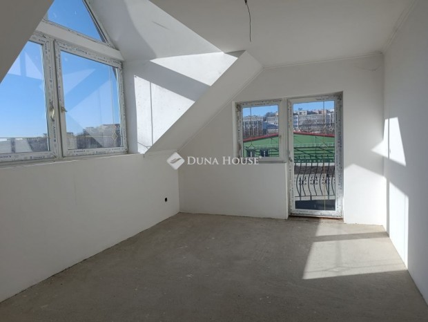 Elad� befejez�sre v�r�, 7 szob�s h�z, Gy�ngy�s