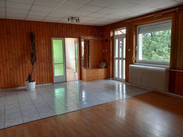 Eladó befektetésre vagy több generációnak is alkalmas 3 szintes