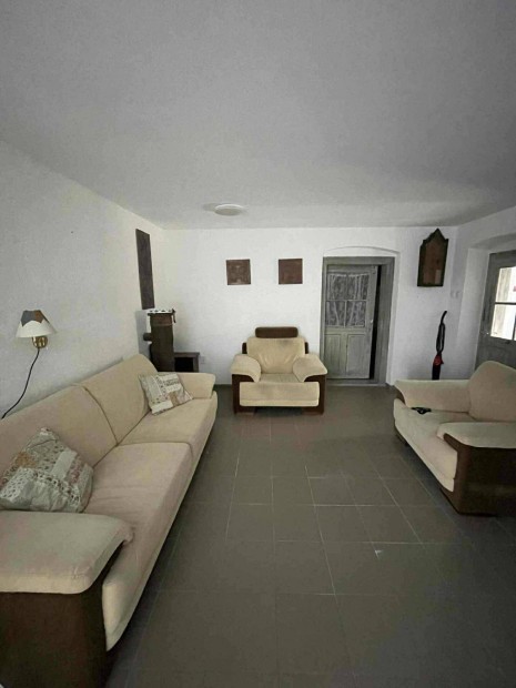 Elad� bel�l fel�j�tott csal�di h�z P�cst�l 10km-re