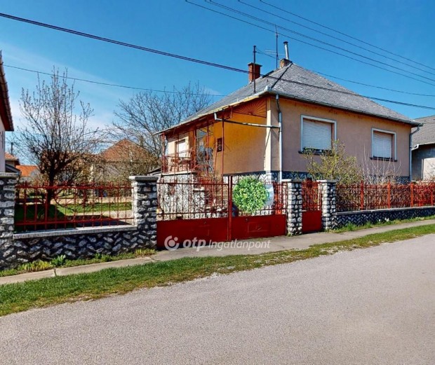 Elad� belv�rosi h�romszob�s h�z, Edel�ny