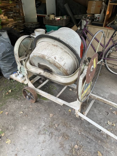 Elad� betonkever�