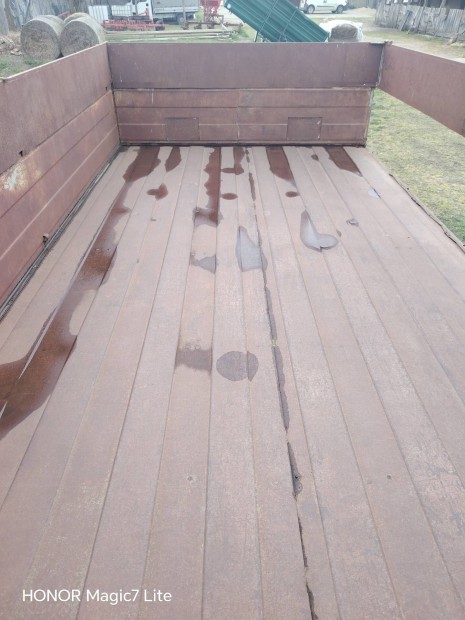 Elad� billen� p�tkocsi 