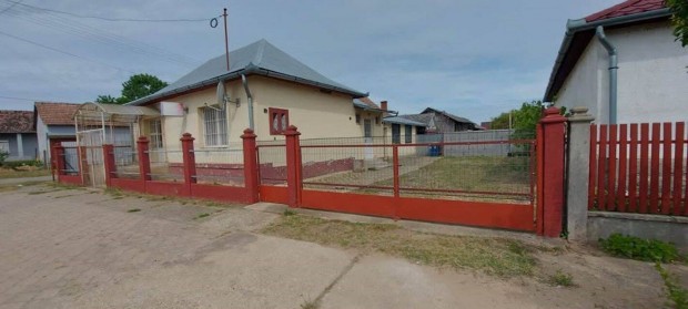 Elad� bolthelyis�g, lakr�sszel Encsencsen