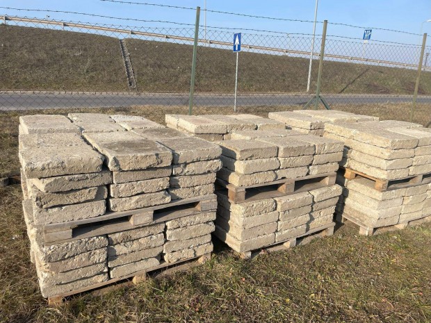 Eladó bontott 40x40x10 beton járdalap