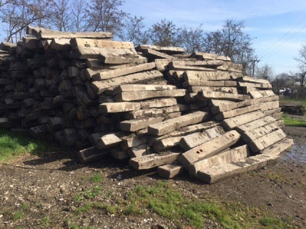 Eladó bontott vasúti betonalj (beton talpfa)