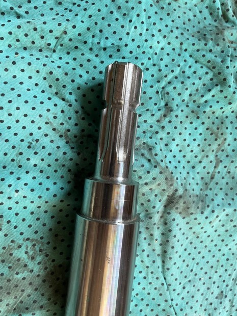 Elad� bord�s tengely