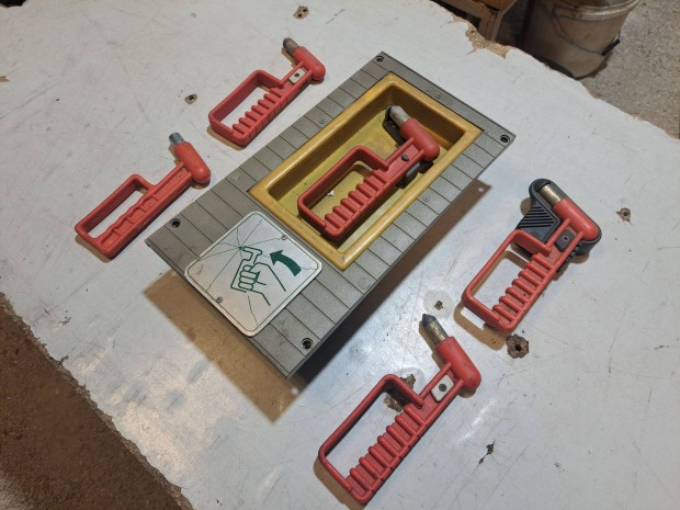 Elad� busz val�sz�n�leg Ikarus �vegt�r� kalap�csok kalap�cs